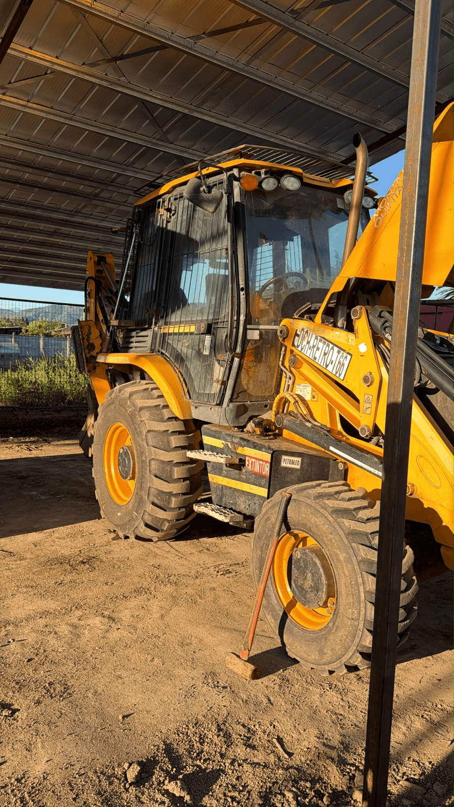 Retroexcavadora JCB año 2023 disponible para arriendo